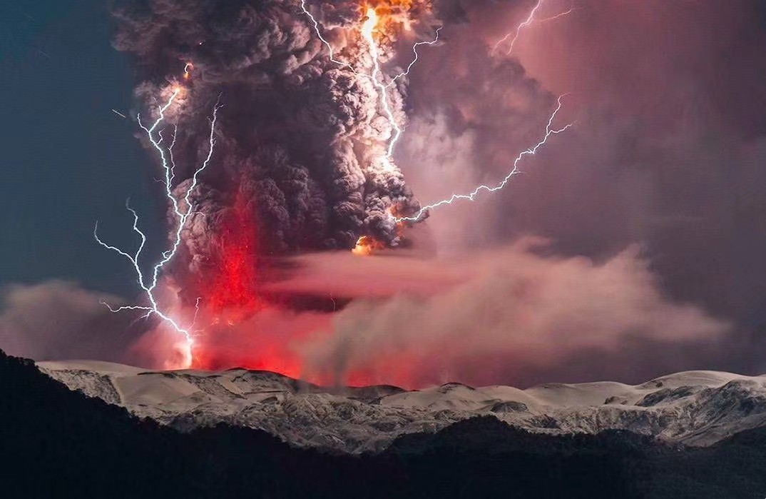 肮脏的雷暴云火山闪电