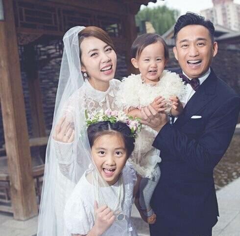 想当年的爱情鸟那首歌也是红遍了大江南北,这个全家福好复古王俊凯