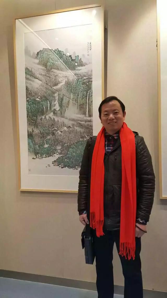 采访▲参展画家樊峰接受采访▲著名花鸟画家赵征接受采访开幕式结束后