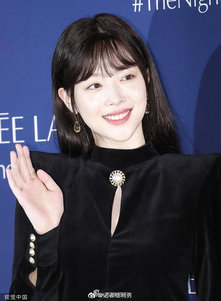 雪莉穿雾感裙美腿白到发光 朴志效恋情曝光后甜蜜比心|雪莉|崔丹尼尔