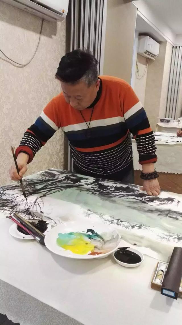 参展画家孙晓君作画▲参展画家方树华作画▲画家赵征作画特别慎明