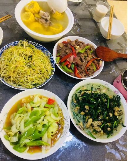 问当产妇和家人坐一桌吃饭是什么感觉产妇好想夹他们的辣椒