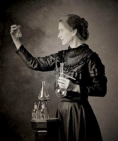 排名第三居里夫人,是第一个拿诺贝尔奖的女性,她发现了两种新的元素钋