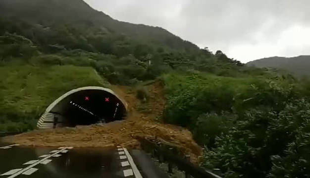 g1523甬莞高速台州方向角洞岙隧道出口发生塌方