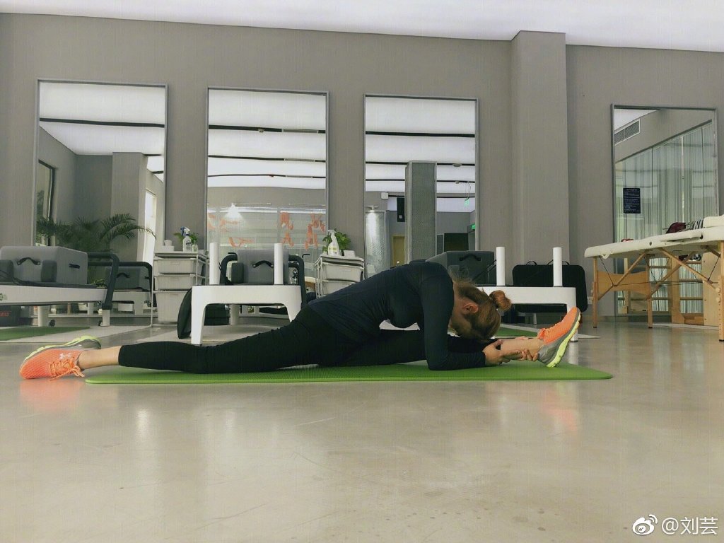 37岁的刘芸太美了,为何还是少女般的容颜?原来她一直在练瑜伽