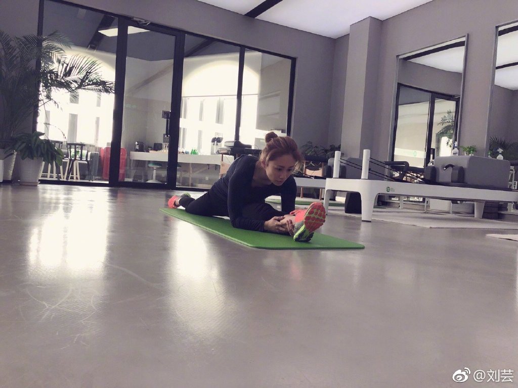 37岁的刘芸太美了,为何还是少女般的容颜?原来她一直在练瑜伽