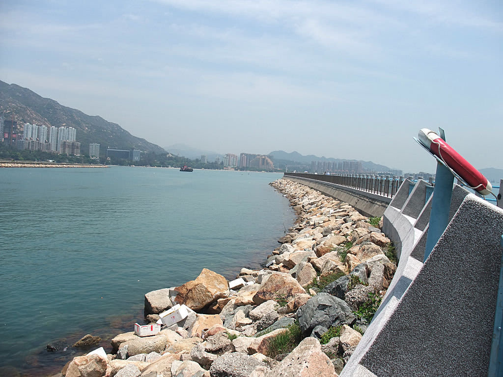 屯门海滨长廊 2公里长 当中一段在防波堤上 延伸到避風塘海中心 屯门海滨长廊 2公里长 当中一段在防波堤上 延伸到避風塘海中心
