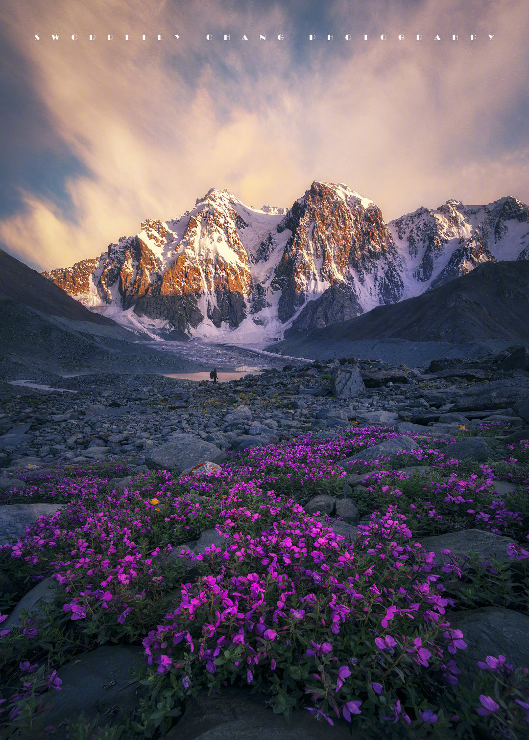 天山主峰博格达峰,"博格达"出自蒙语,意为"神灵"