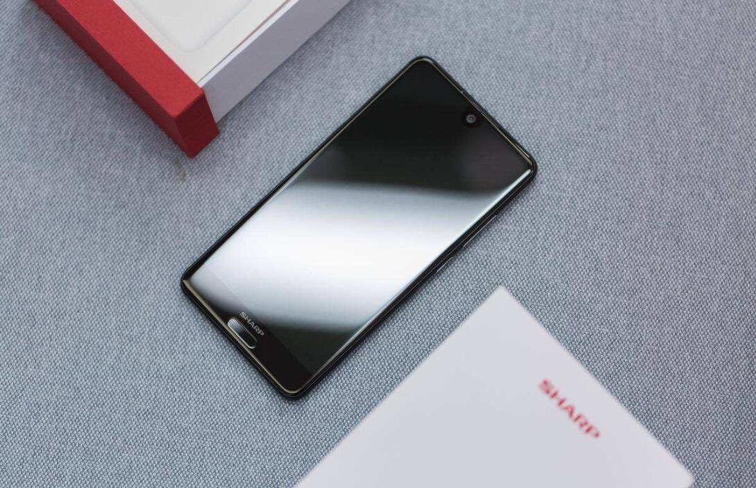 刘海与水滴的双重异形屏方案,夏普发布骁龙855旗舰机型!