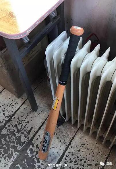 个棒球棍打我,我躲避后,又把我抱住摔倒了2次,看到我满脸是血才停下来