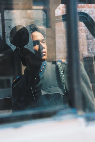 周杰伦珍贵军装照天真在这条路上跌跌撞撞她被芒草割伤