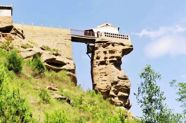 陕西一座建在黄河边悬崖上的古寺,三面悬空,为何屹立千年不倒