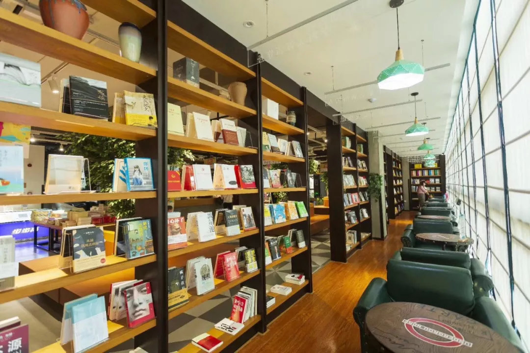 海棠书院城市阅读空间位于临泉路与凤淮路交口西北角,于2018年7月12