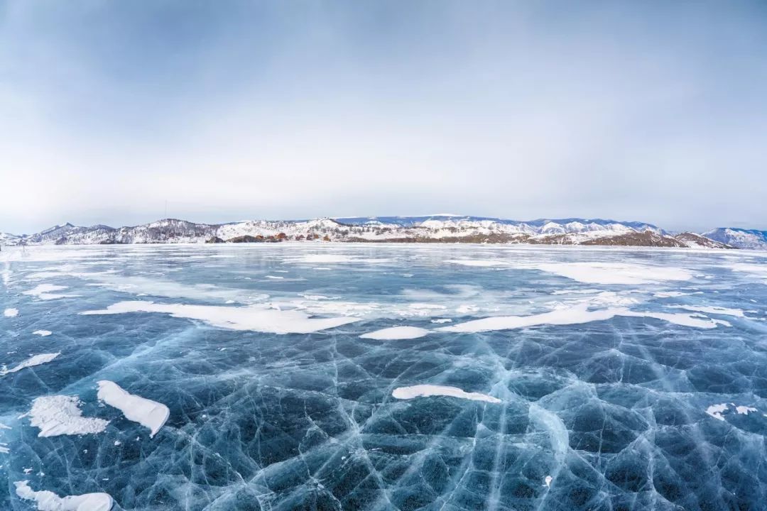 贝加尔湖结冰湖面,蓝冰的凛冬美到窒息!