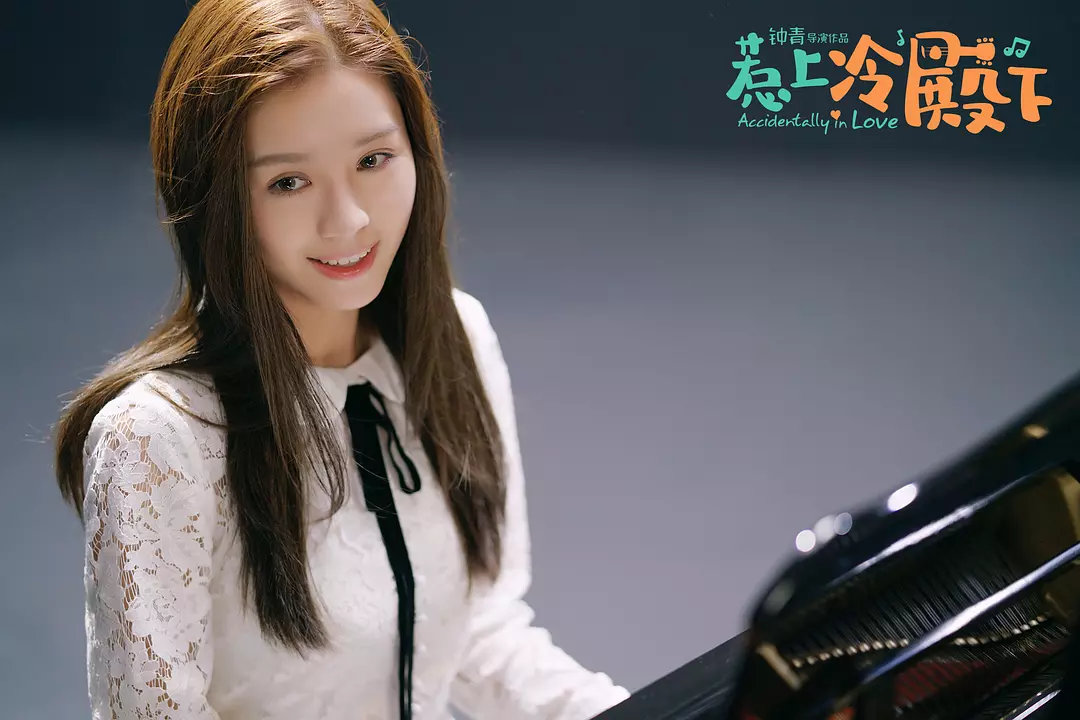 偏偏要打扮成小透明的陈青青(孙艺宁饰演)