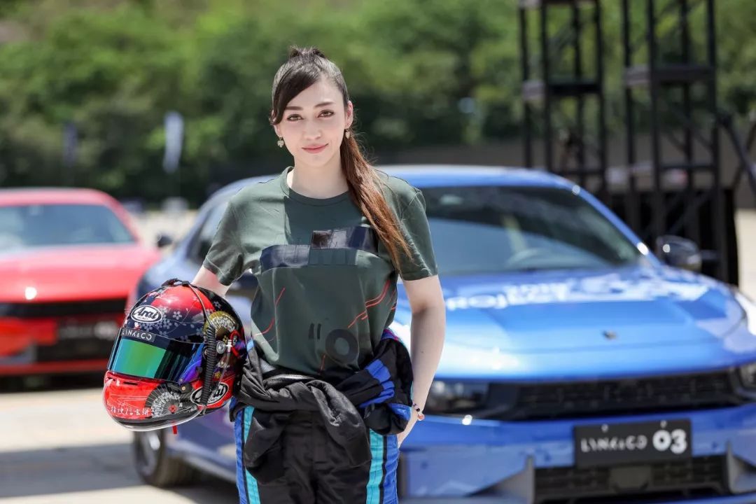 日本混血美女赛车手都说它好玩作为老司机的我更加受不了
