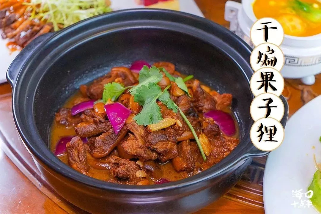 来自海南农村饲养的果子狸煲是店里的镇店之宝,带有嚼劲的皮搭配上