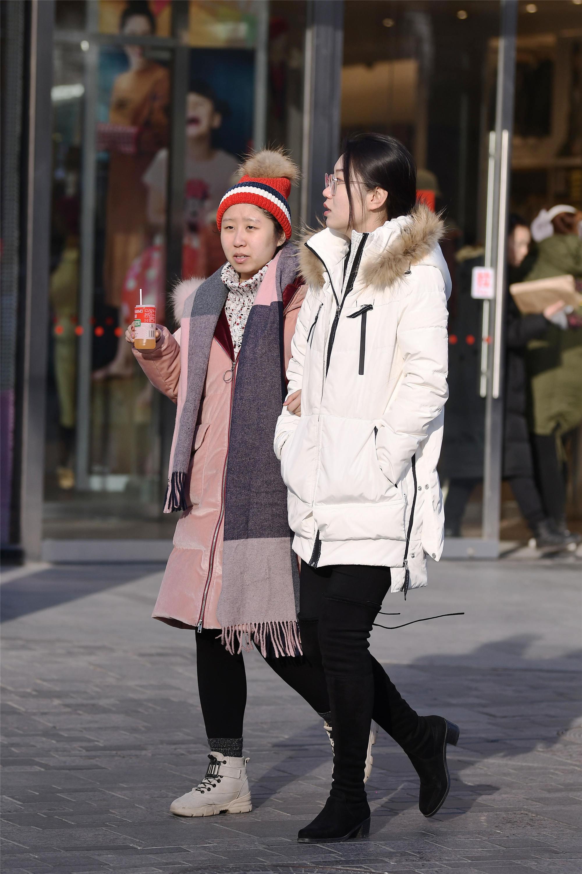 冬天如果不谈时尚搭配,约上闺蜜去逛街是一件很有意思的事情