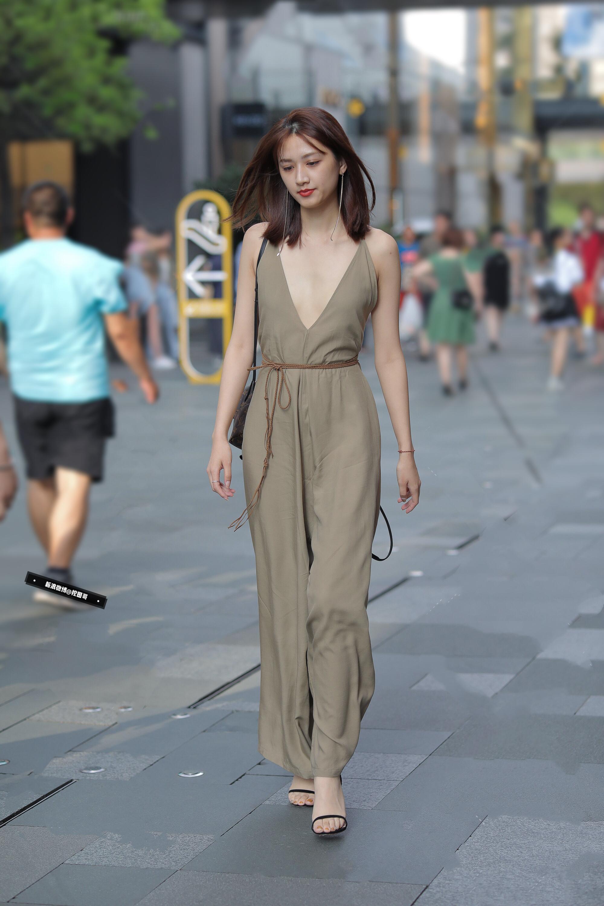 其实平胸的女生更好搭衣服