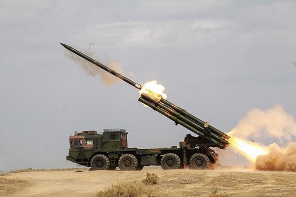 图为03式远程火箭炮或许有人会说,既然远火再发展下去就能与短程导弹