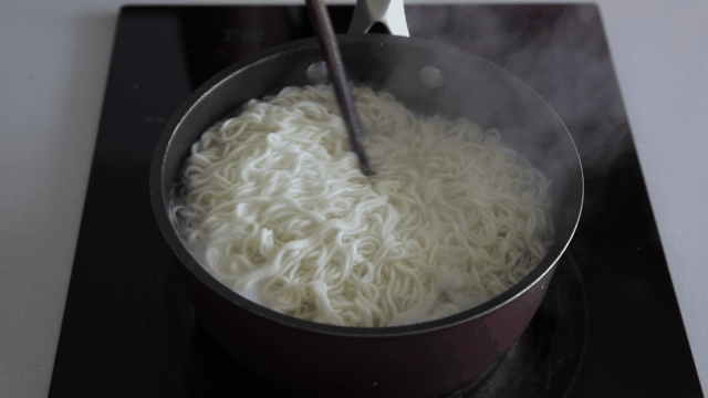 原来第一步就做错了,难怪粘成一坨|面条|煮面条|第一步_新浪新闻