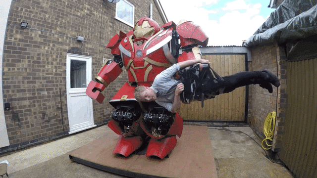 反浩克装甲,暴走造粪车,英国"马里奥"愣逼起来,手工耿也得服