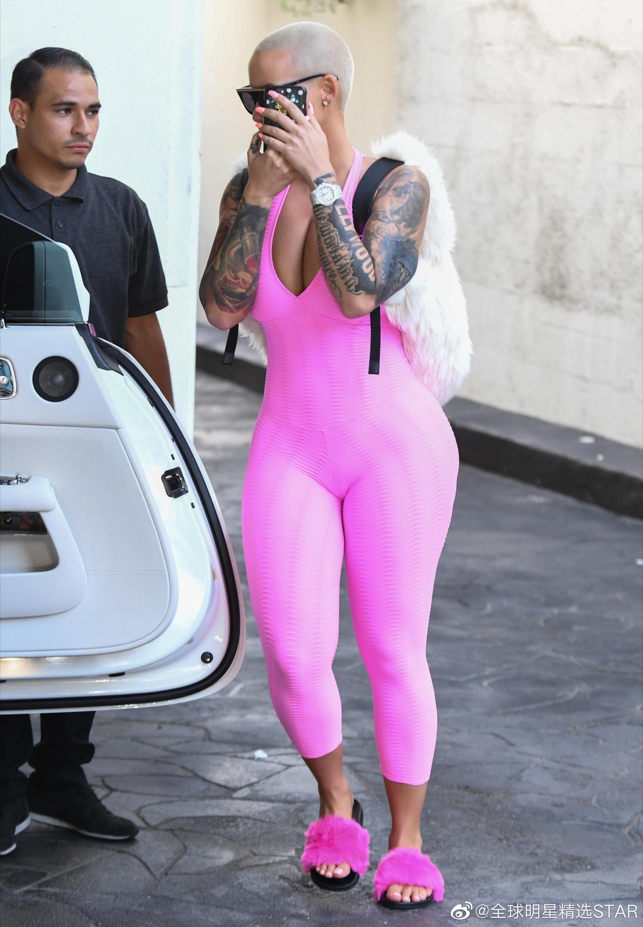 哈登前女友一改标志性光头造型,一头金色波浪发示人