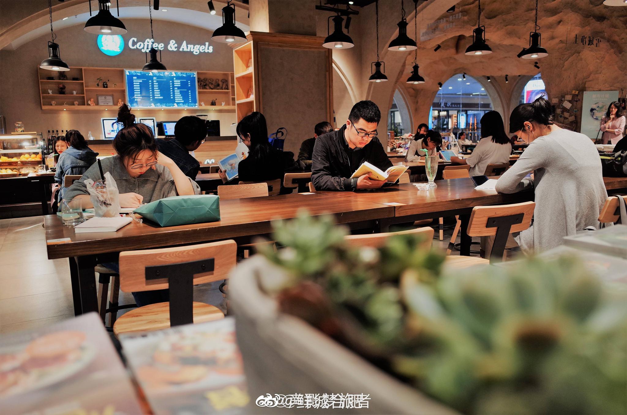 装修的明亮宁静却又文艺小资