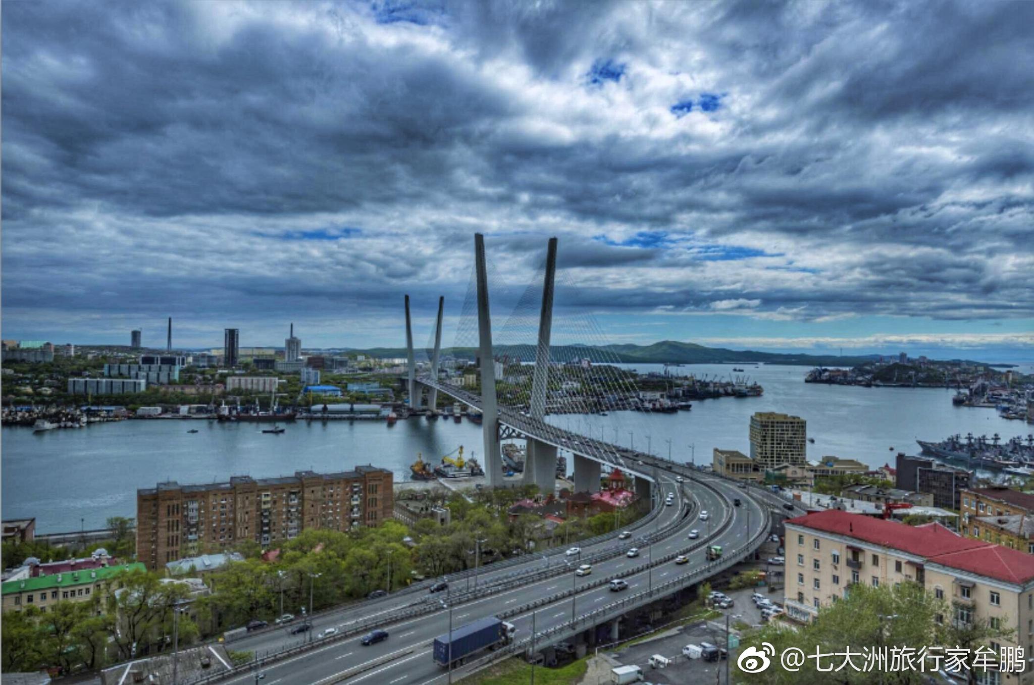 海参崴的金角湾大桥是这个城市最知名的地方这里有金角湾大桥