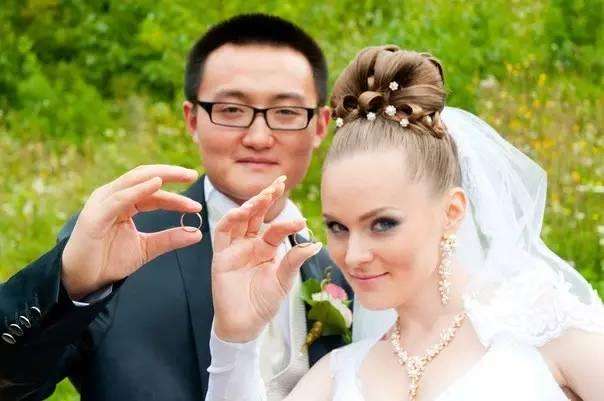 中国小伙娶乌克兰美女为妻,几年后竟专职做起"国际红娘"