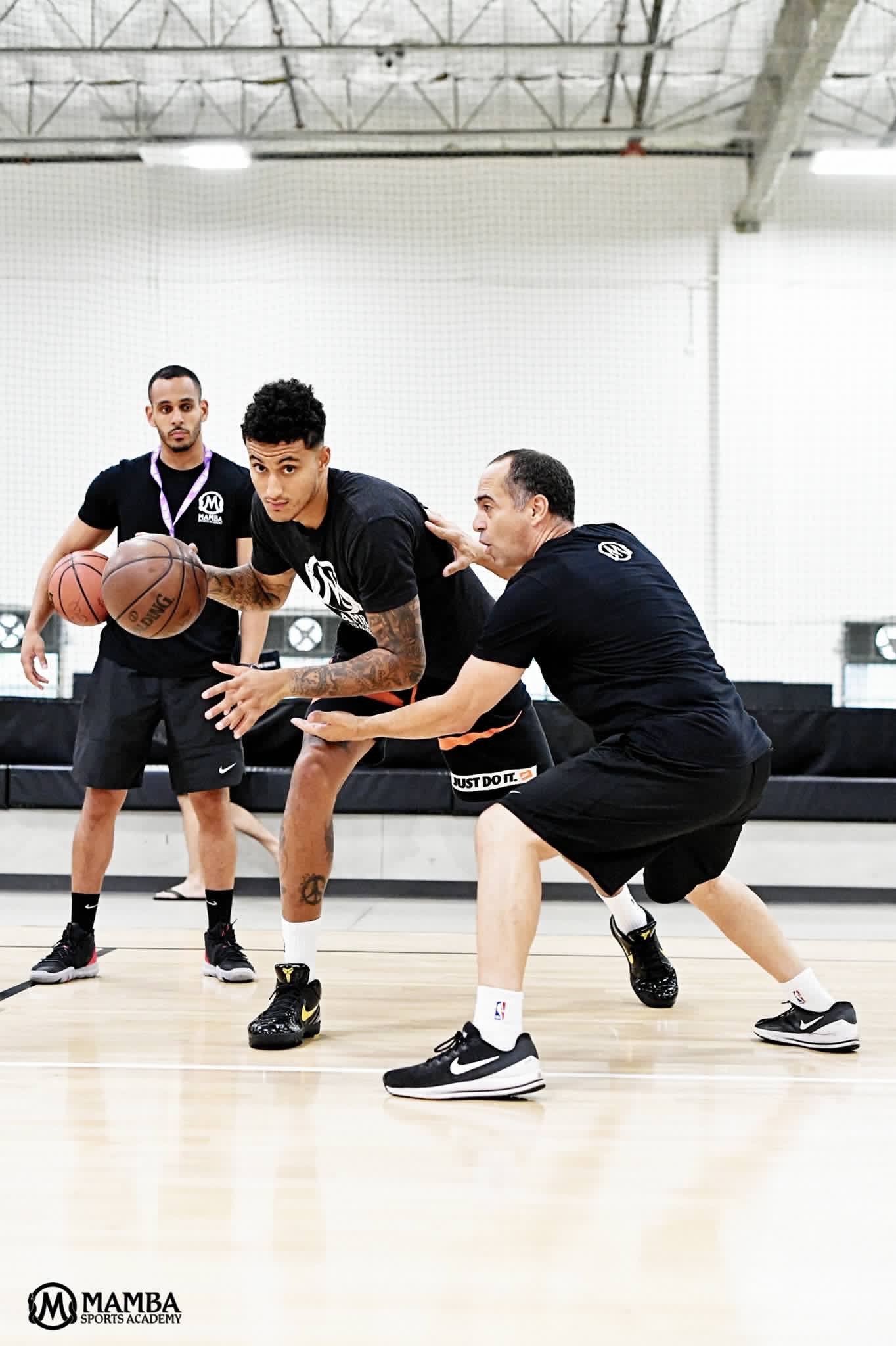 库兹马在曼巴体育学院陪孩子们训练