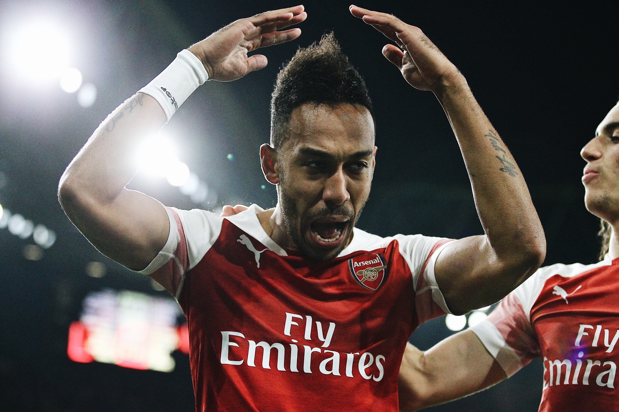 庆祝进球的奥巴梅扬.