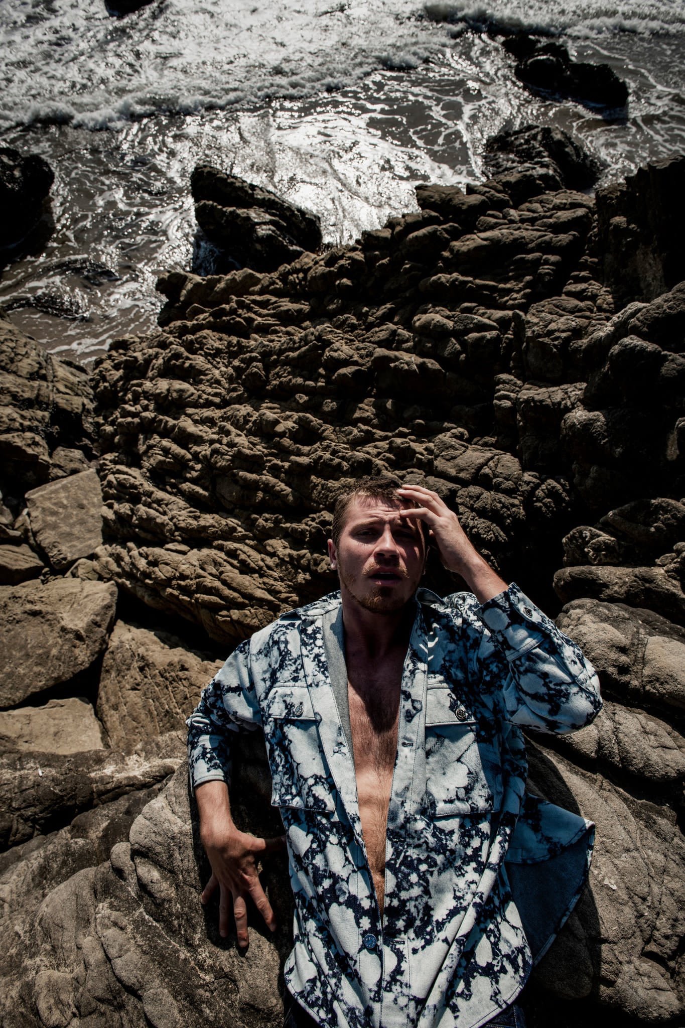 garrett hedlund for flaunt magazine._新浪新闻