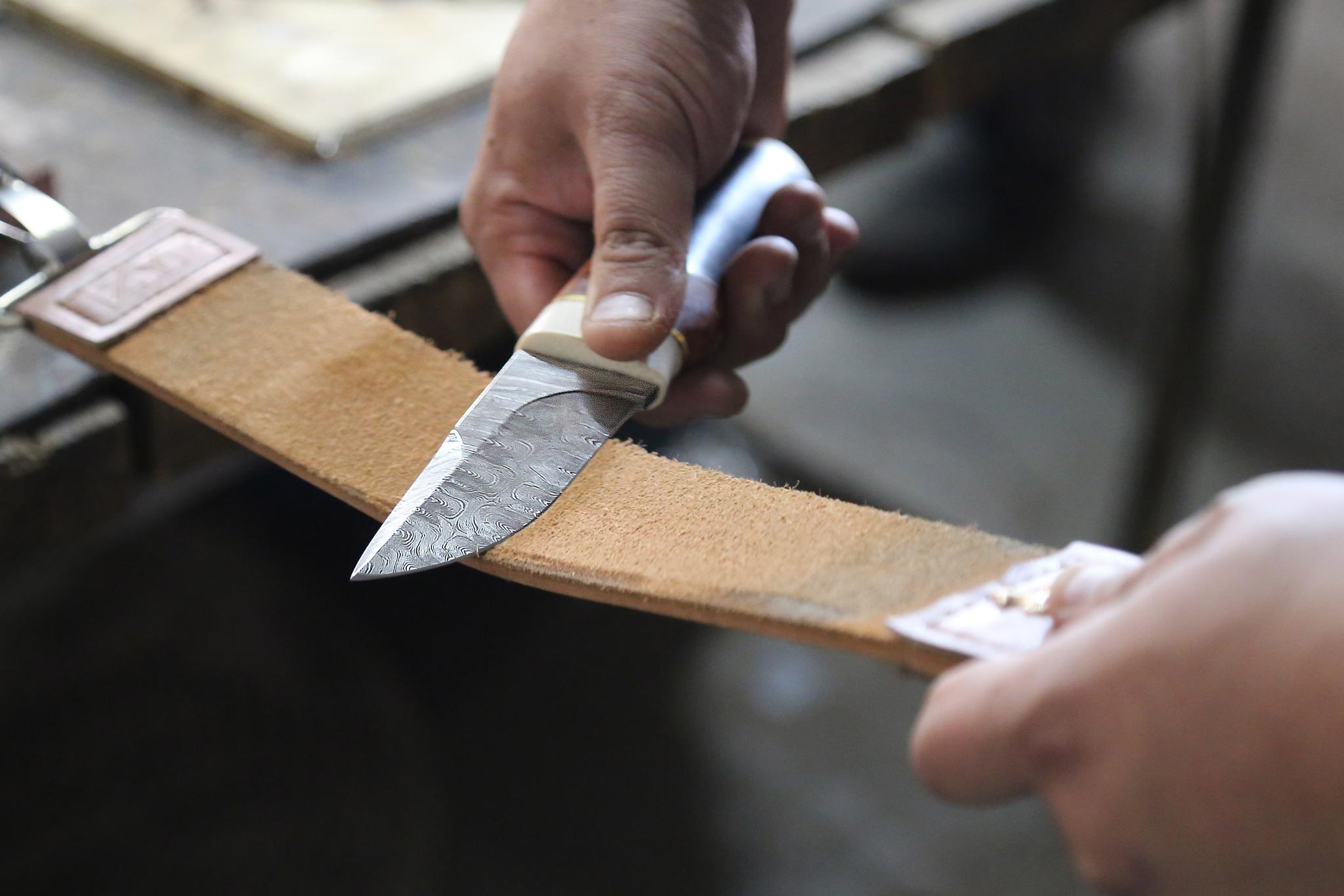 第二题:为什么很多人在用刀前,都会习惯性地先在磨刀带上快速磨几下刀