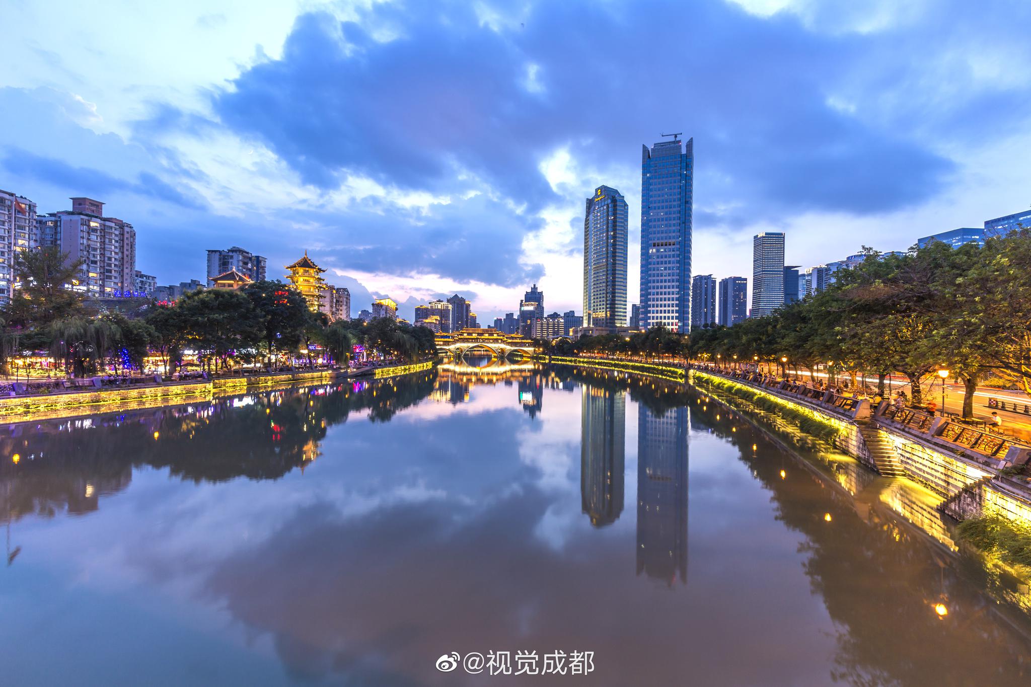 成都夜幕下的城市灯光浸润在夜色里的人来来往往