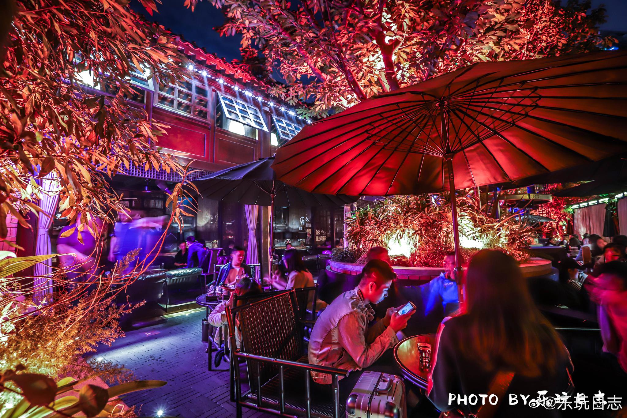 昨晚去了东门码头夜游锦江,紧跟着到成都339电视塔下的酒吧街,帅哥