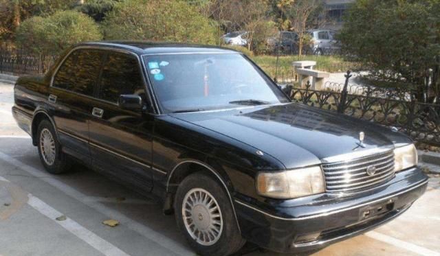 80年代的丰田皇冠,连bba都不放在眼里,为何如今销量惨淡?