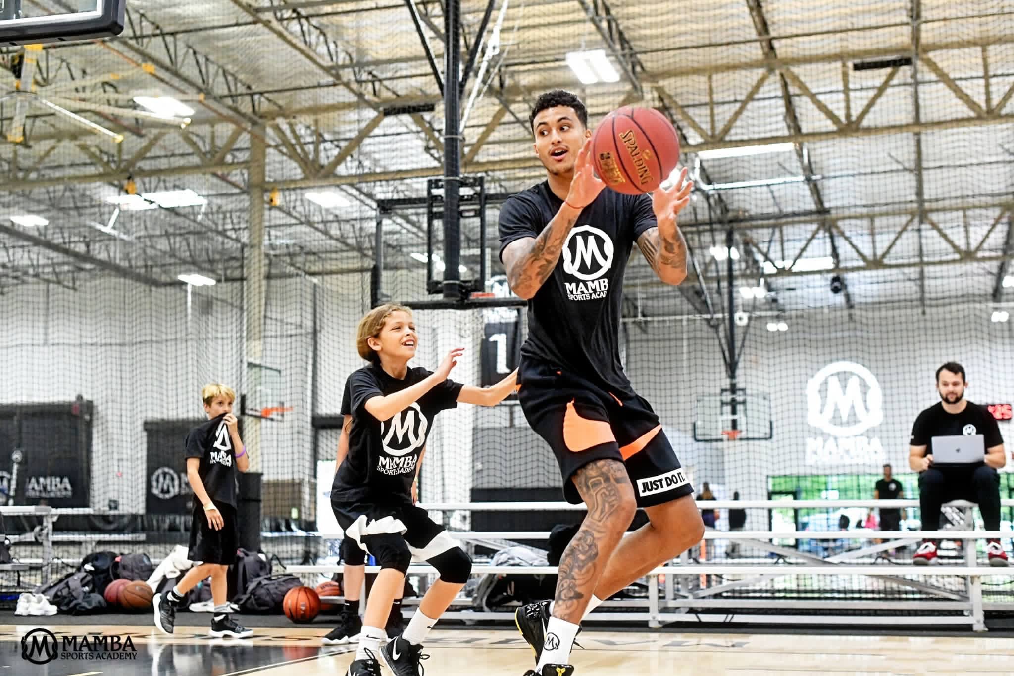 库兹马在曼巴体育学院陪孩子们训练