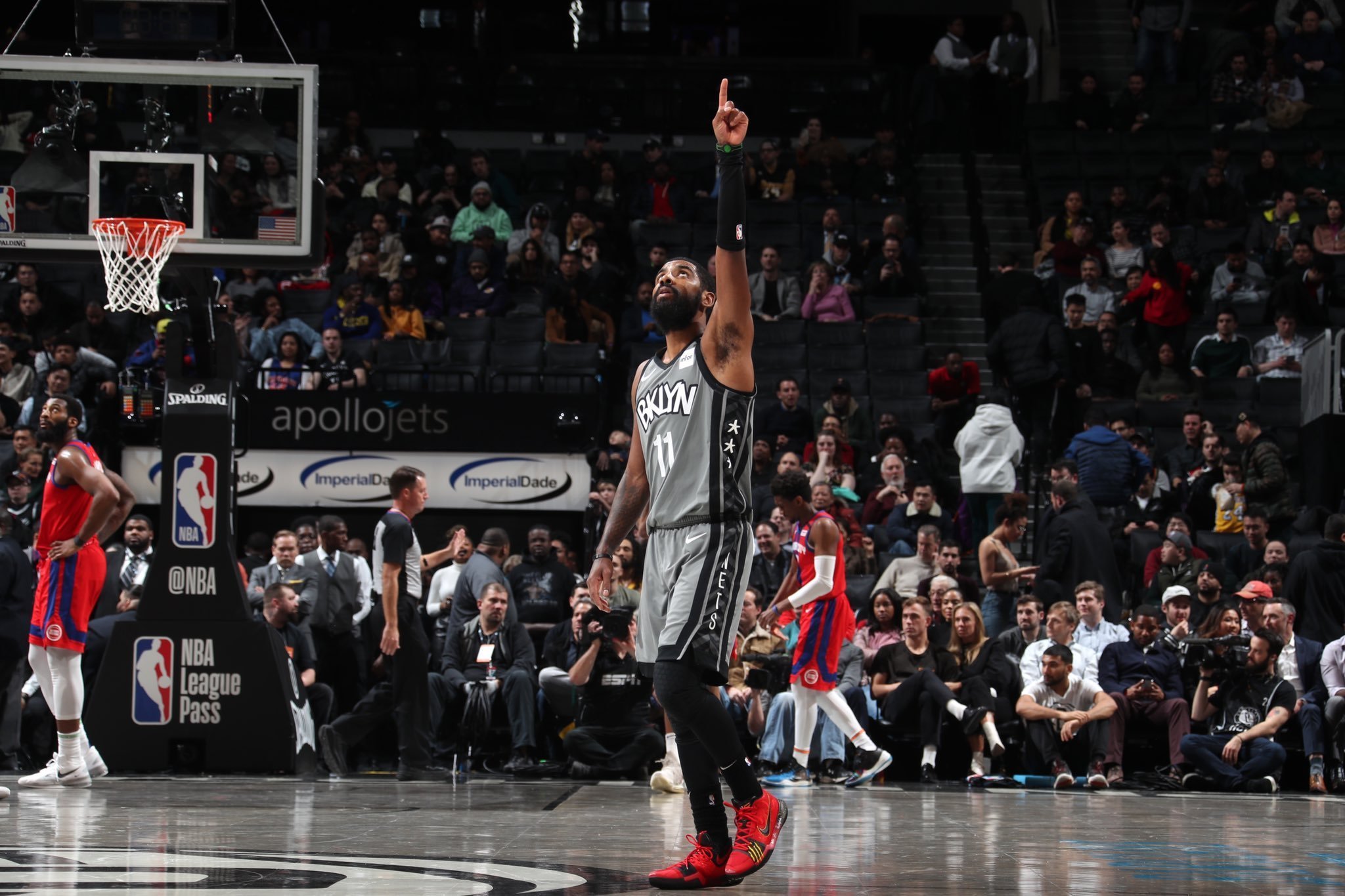 篮网总经理肖恩-马克斯宣布,凯里-欧文将接受右肩关节镜手术