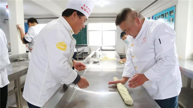 从事兰州牛肉拉面事业40余年,拉面技能娴熟,教学方式独特