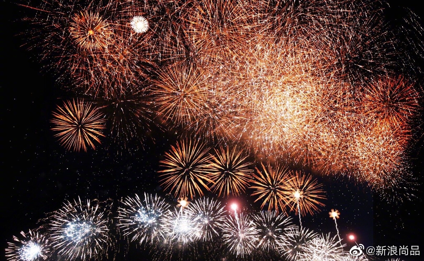 夏夜是烟火的主场,而日本的烟火大会则最为出名