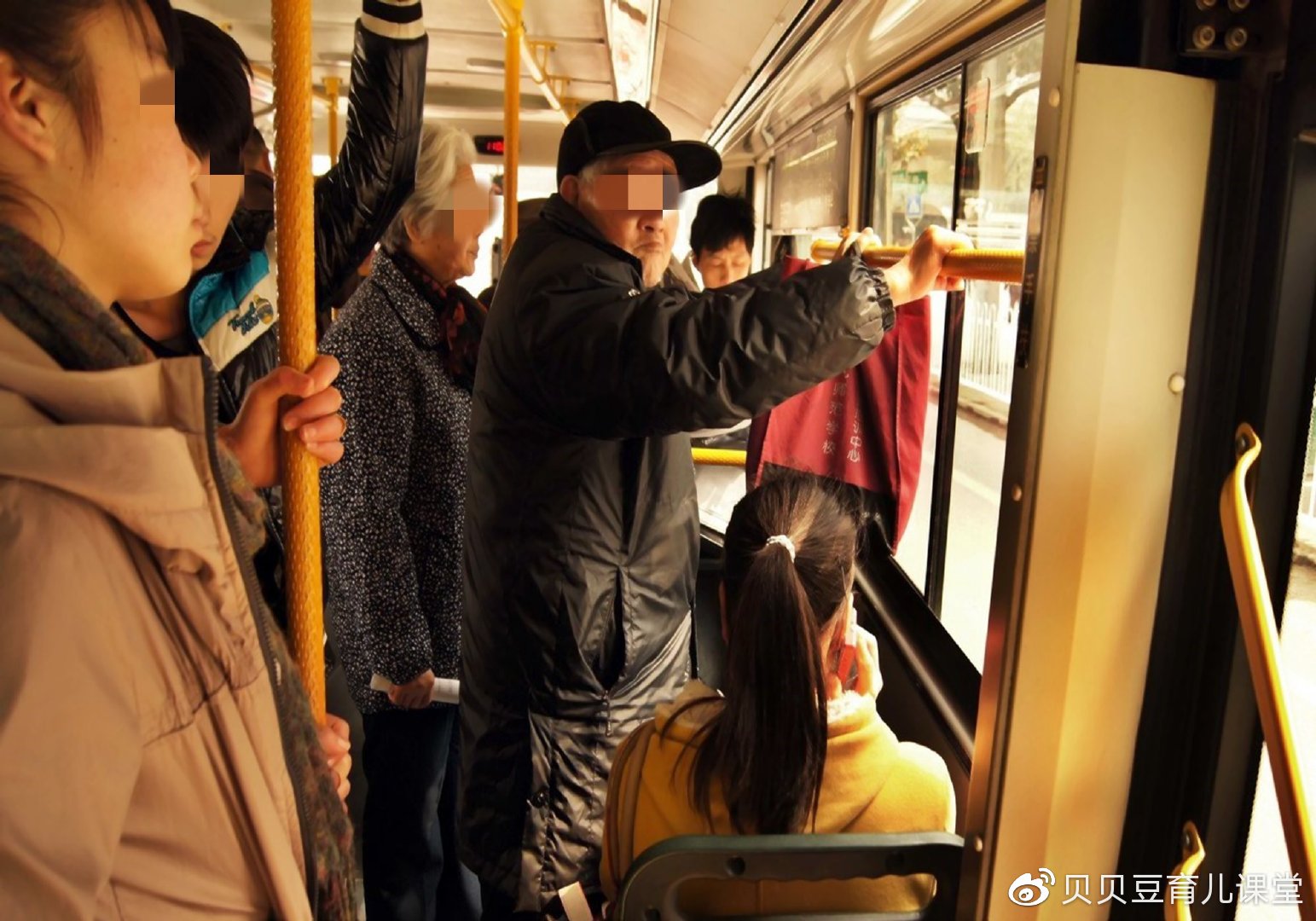 孩子给老人让座反遭怼,妈妈出面维护后,转身一句话让娃受益终身