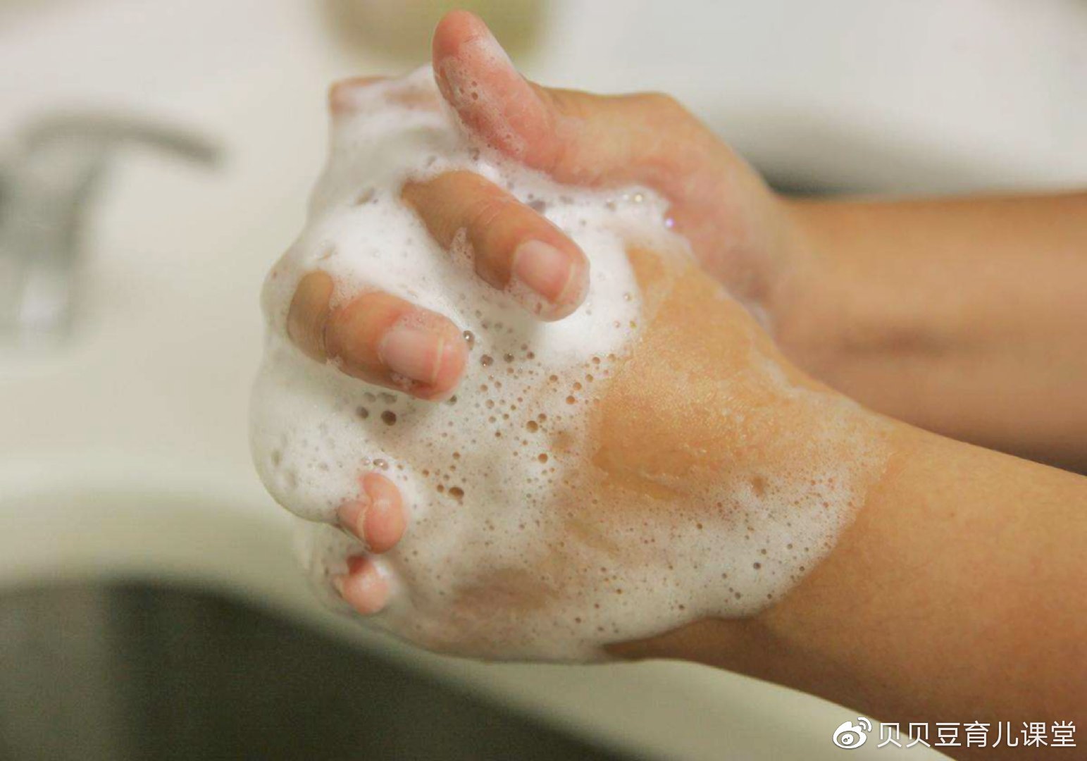 钳将倒刺连其根部减掉;3,修剪完之后可以用碘酒涂抹一下消毒就可以了