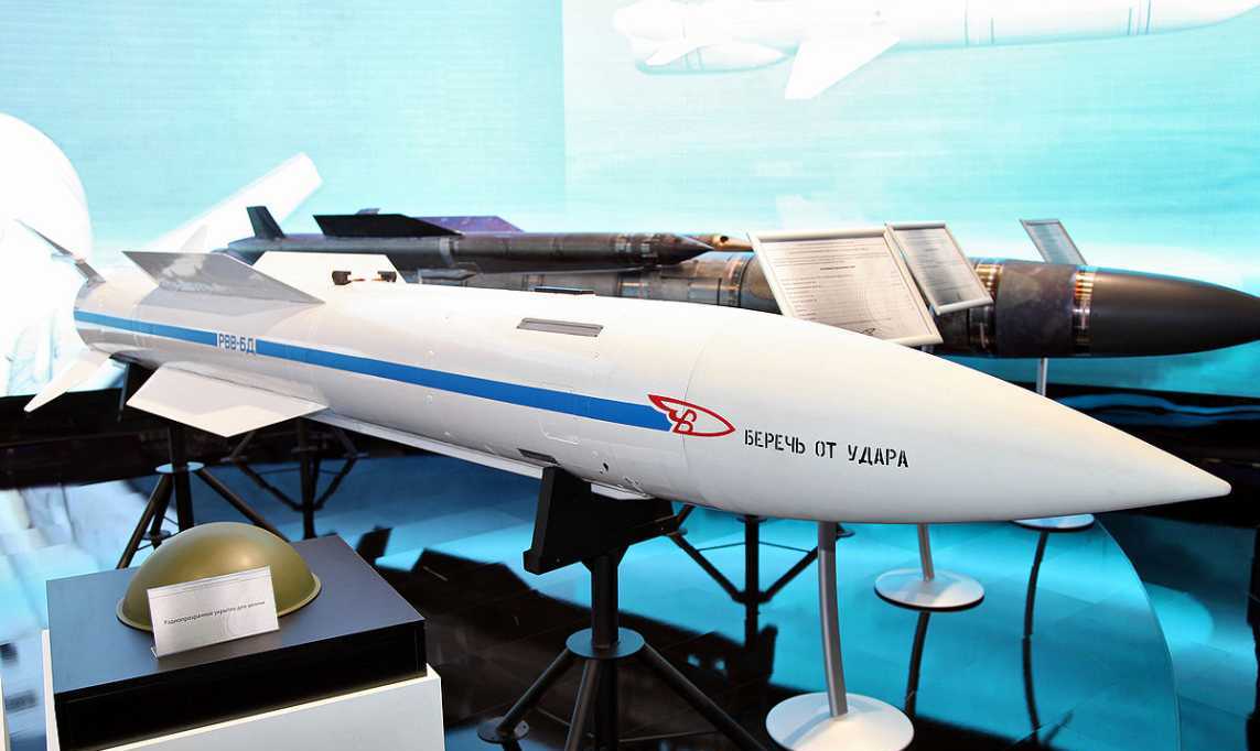 俄罗斯r37导弹问世,射程超过中国pl15,装备苏-57战机