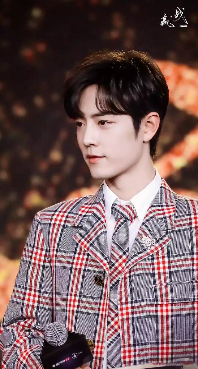 肖战格子西装笑容迷人,温润如玉似翩翩公子!