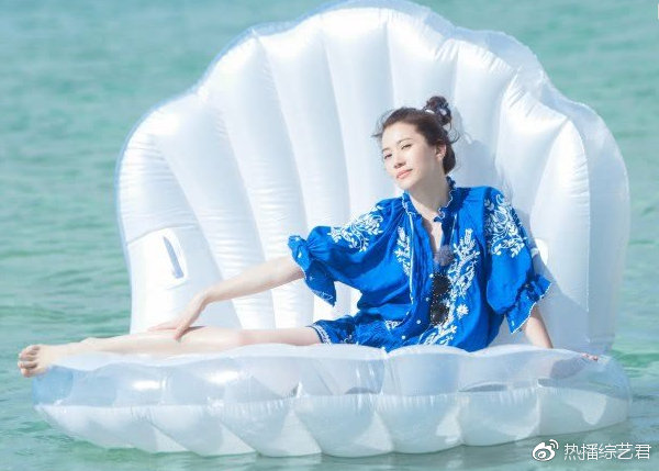 袁咏仪为什么不露腿?看到她罕见露腿照,网友:张智霖该吃醋了