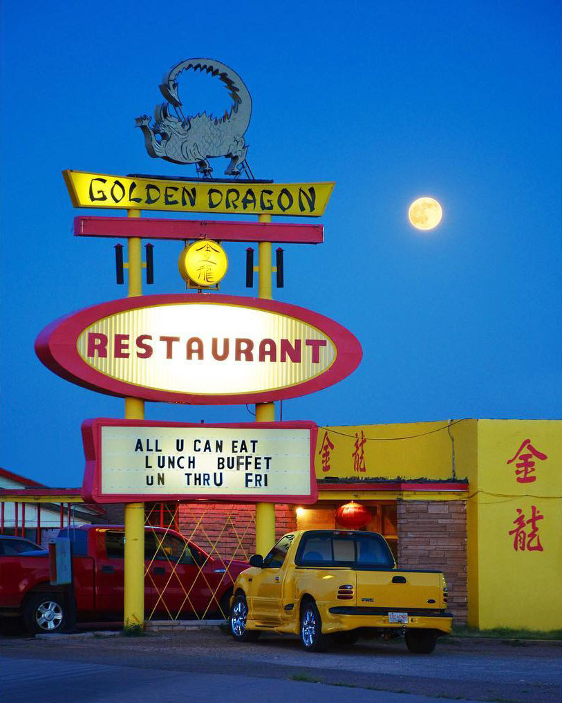 路边的广告牌 | hayley eichenbaum镜头里超现实感的西部