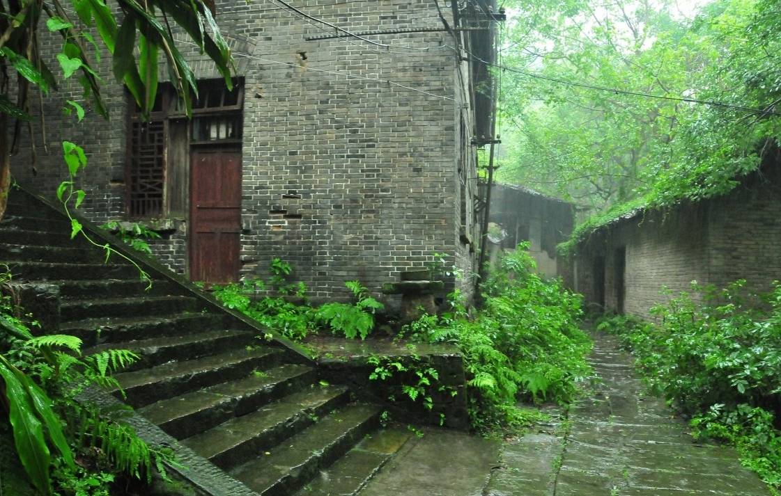 苔痕上阶绿草色入帘青