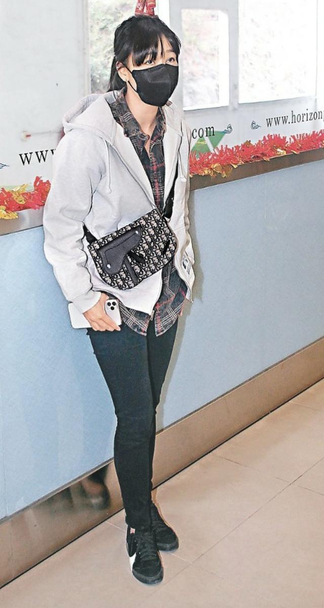 黄心颖返港35天后终出关,脸型消瘦双目无神,自曝将留港喜迎新春