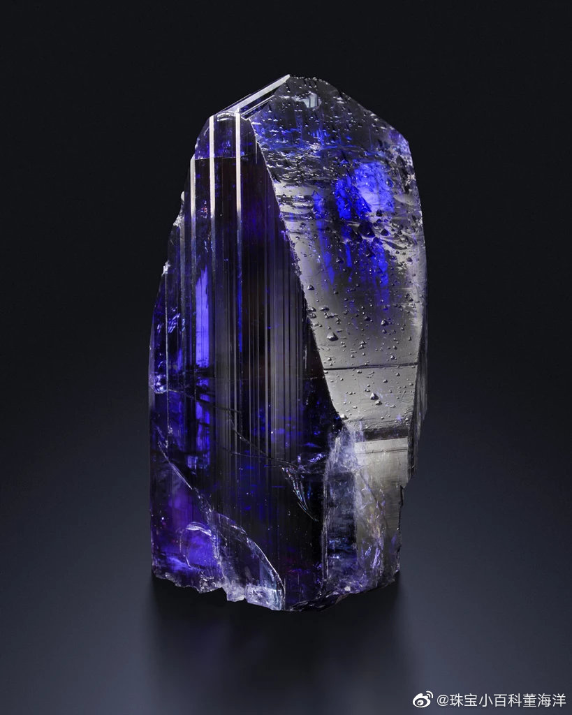 黝帘石zoisite为硅酸盐矿物早期作为装饰材料